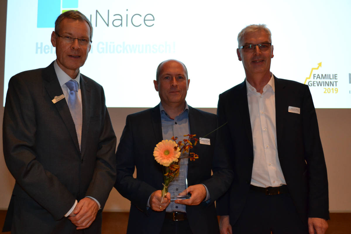 (von links) Landrat Sven-Georg Adenauer, ein sehr stolzer Andreas Wenninger und Albrecht Pförtner von der pro Wirtschaft GT bei der Preisverleihung von „Familie gewinnt 2019“.